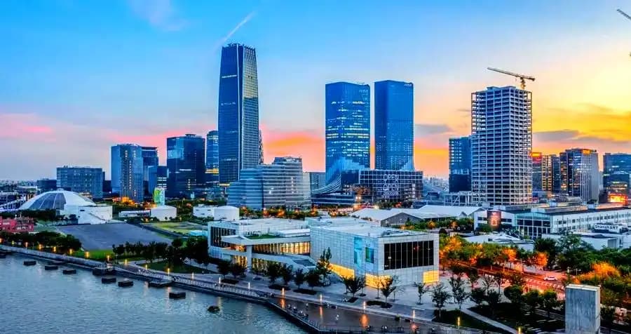 现代城市河畔天际线